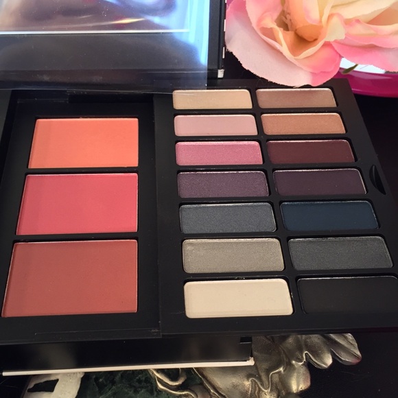 Estée Lauder Special Ed 42 Shades + 4 Brushes NWOB - Picture 8 of 8